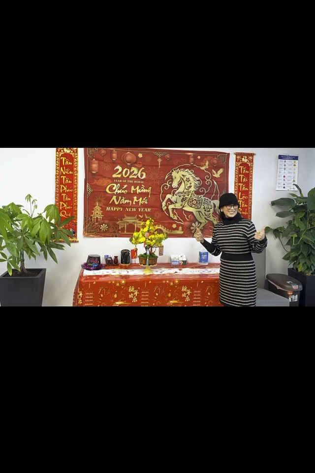 Bà con rộn ràng gửi quà Tết về quê hương